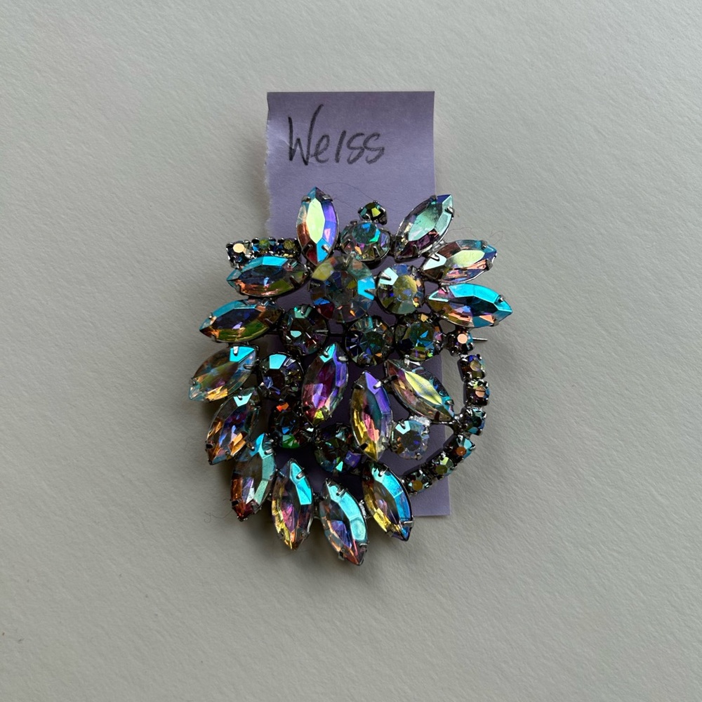Weiss AB (aurora borealis) pin